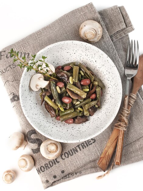 Тарелка с аппетитным блюдом на деревенском столе